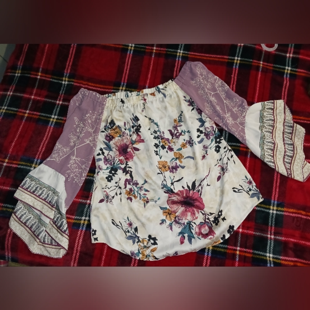 White House Black NWOT off shoulder blouse